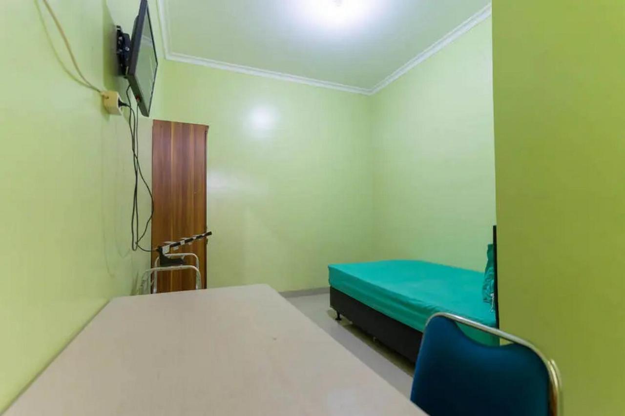 Kostawira Syariah Bintaro Mitra Reddoorz Ξενοδοχείο Mencil Εξωτερικό φωτογραφία