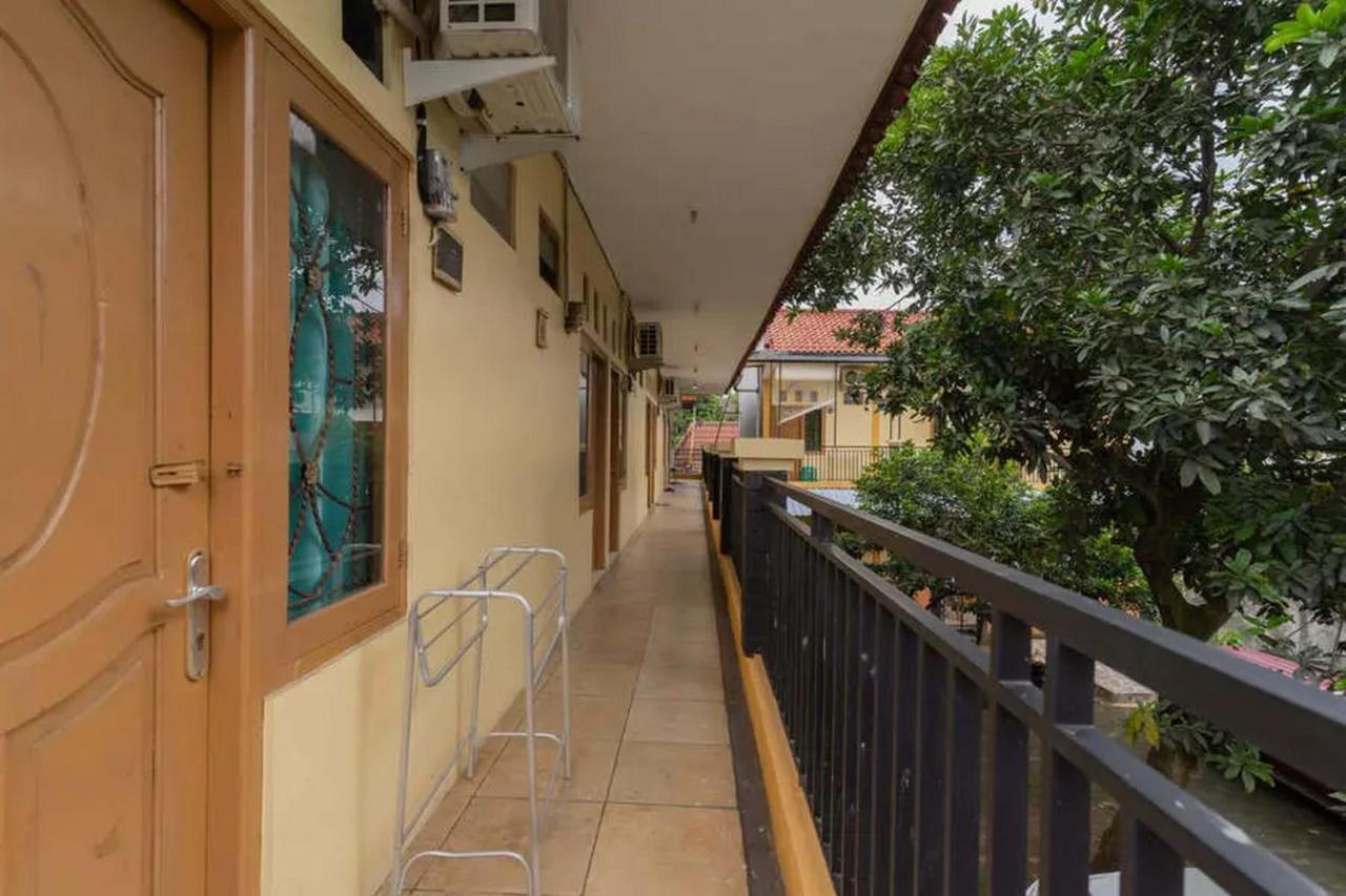 Kostawira Syariah Bintaro Mitra Reddoorz Ξενοδοχείο Mencil Εξωτερικό φωτογραφία