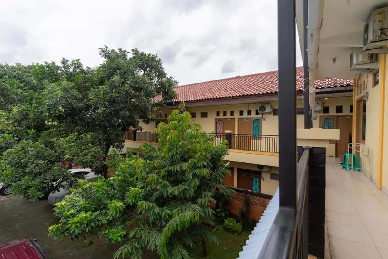 Kostawira Syariah Bintaro Mitra Reddoorz Ξενοδοχείο Mencil Εξωτερικό φωτογραφία